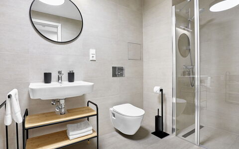 Lagom: Flooring, Interieur Ontwerp, Badkamer, Loodgieterswerkinrichting, Verdieping, Toilet, Wastafel, Loodgieter, Kraan, Wastafel In De Badkamer