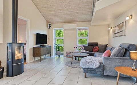 Nelia - 1Km from the Sea: Flooring, Meubilair, Interieur Ontwerp, Bankstel, Hout, Verdieping, Woonkamer, Huis, Plafond, Kamer