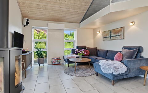 Nelia - 1Km from the Sea: Meubilair, Interieur Ontwerp, Flooring, Bankstel, Verdieping, Hout, Woonkamer, Plafond, Kamer, Huis