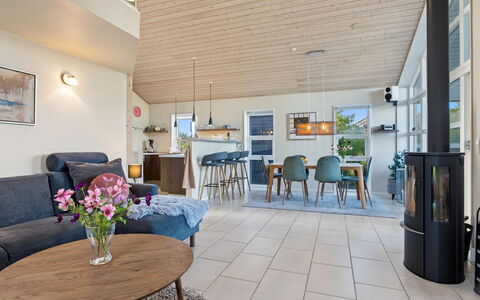 Nelia - 1Km from the Sea: Flooring, Meubilair, Interieur Ontwerp, Hout, Verdieping, Plafond, Bankstel, Woonkamer, Stoel, Houten Vloer
