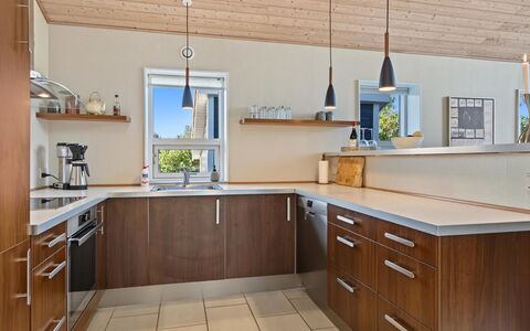 Nelia - 1Km from the Sea: Meubilair, Countertop, Cabinetry, Flooring, Keuken, Interieur Ontwerp, Hout, Verdieping, Plafond, Toestel Van De Keuken