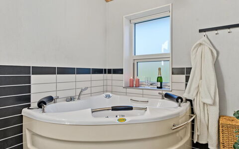 Nelia - 1Km from the Sea: Loodgieterswerkinrichting, Bad, Badkamer, Flooring, Interieur Ontwerp, Loodgieter, Verdieping, Samengesteld Materiaal, Kraan
