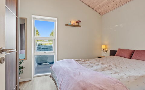 Nelia - 1Km from the Sea: Interieur Ontwerp, Flooring, Verdieping, Hout, Plafond, Meubilair, Slaapkamer, Verlichting, Kamer, Bed