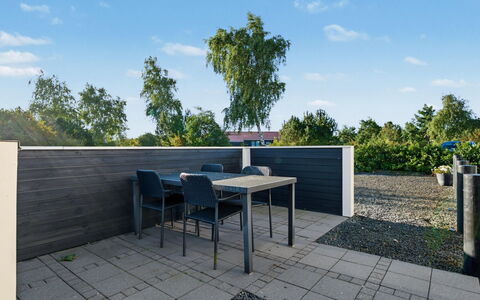Nelia - 1Km from the Sea: Samengesteld Materiaal, Buitenmeubels, Schaduw, Beton, Tuin, Landscaping, Plank, Hardwood, Gang