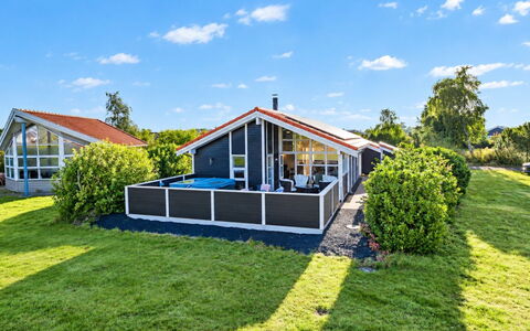 Nelia - 1Km from the Sea: Siding, Huis, Dak, Huis, Woongebied, Verblijf, Werf, Schaduw, Backyard, Gazon