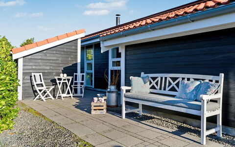 Nelia - 1Km from the Sea: Siding, Huis, Dak, Huis, Woongebied, Verblijf, Werf, Schaduw, Backyard, Gazon
