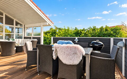 Nelia - 1Km from the Sea: Siding, Huis, Dak, Huis, Woongebied, Verblijf, Werf, Schaduw, Backyard, Gazon