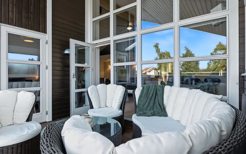 Nelia - 1Km from the Sea: Siding, Huis, Dak, Huis, Woongebied, Verblijf, Werf, Schaduw, Backyard, Gazon