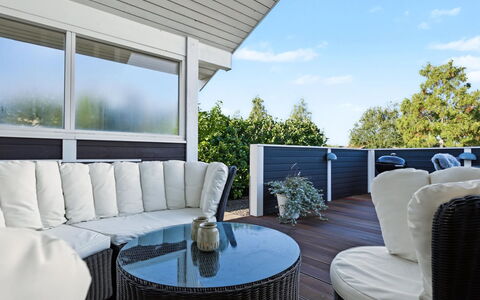 Nelia - 1Km from the Sea: Siding, Huis, Dak, Huis, Woongebied, Verblijf, Werf, Schaduw, Backyard, Gazon