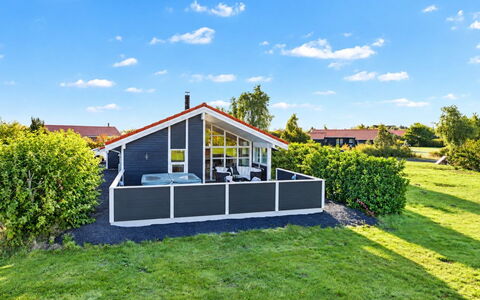Nelia - 1Km from the Sea: Siding, Huis, Dak, Huis, Woongebied, Verblijf, Werf, Schaduw, Backyard, Gazon