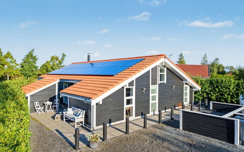 Nelia - 1Km from the Sea: Siding, Huis, Dak, Huis, Woongebied, Verblijf, Werf, Schaduw, Backyard, Gazon