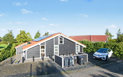 Nelia - 1Km from the Sea: Siding, Huis, Dak, Huis, Woongebied, Verblijf, Werf, Schaduw, Backyard, Gazon