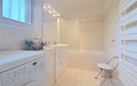 Cap Emeraude: Flooring, Interieur Ontwerp, Verdieping, Muur, Loodgieterswerkinrichting, Plafond, Verlichting, Kamer, Badkamerkast, Badkamer
