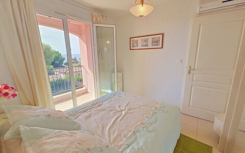 Cap Emeraude: Meubilair, Interieur Ontwerp, Verdieping, Hout, Flooring, Slaapkamer, Kamer, Roze, Linens, Bed