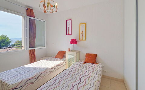 Cap Emeraude: Meubilair, Bed, Slaapkamer, Interieur Ontwerp, Muur, Verdieping, Flooring, Hout, Laken, Bedding