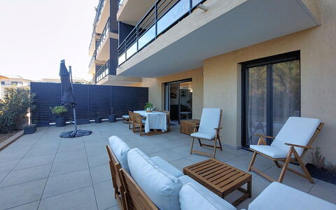 Victoria: Appartement, Buitenmeubels, Balkon, Condominium, Stoel, Schaduw, Hotel, Villa