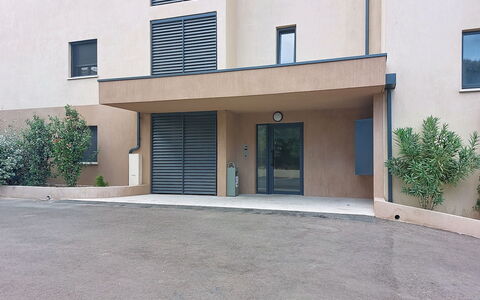 Victoria: Woongebied, Beton, Schaduw, Ontwerp, Gips, Balkon, Daylighting, Oprit, Garage