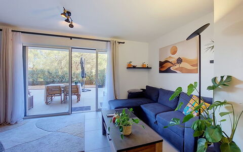 Victoria: Meubilair, Muur, Bankstel, Flooring, Interieur Ontwerp, Verdieping, Woonkamer, Plafond, Verlichting, Tafel