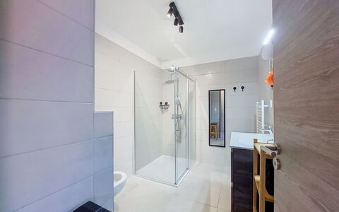 Victoria: Flooring, Interieur Ontwerp, Verdieping, Loodgieterswerkinrichting, Badkamer, Plafond, Verlichting, Loodgieter, Tegel, Kamer