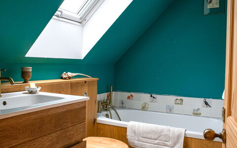 The Boat House: Loodgieterswerkinrichting, Loodgieter, Flooring, Badkamer, Verdieping, Kraan, Wastafel, Wastafel In De Badkamer, Badkamerkast, Beits
