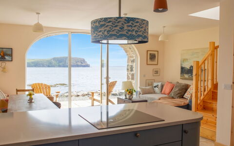 The Boat House: Meubilair, Interieur Ontwerp, Flooring, Verdieping, Stoel, Huis, Keuken, Keuken En Eettafel, Plafond, Countertop