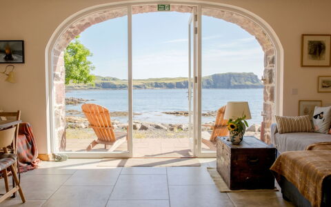 The Boat House: Meubilair, Hout, Stoel, Keuken En Eettafel, Kust, Kamerplant, Koffietafel, Beits, Woonkamer, Villa
