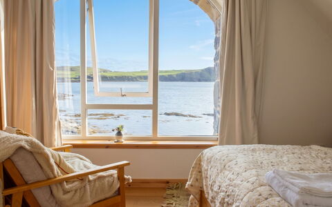 The Boat House: Meubilair, Interieur Ontwerp, Verdieping, Slaapkamer, Flooring, Kamer, Linens, Bedding, Bed, Laken