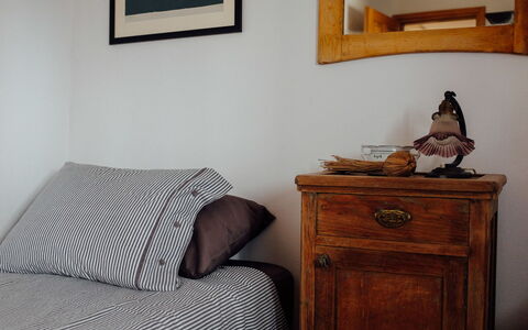 Marijana: Meubilair, Bed, Slaapkamer, Interieur Ontwerp, Linens, Bedding, Hout, Laken, Textiel, Kamer