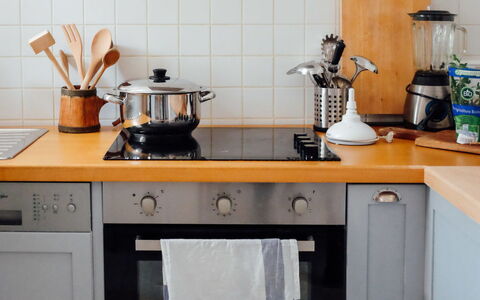 Marijana: Toestel Van De Keuken, Keuken, Countertop, Fornuis, Major Appliance, Huishoudapparatuur, Fornuis, Cabinetry, Gasfornuis, Cooktop