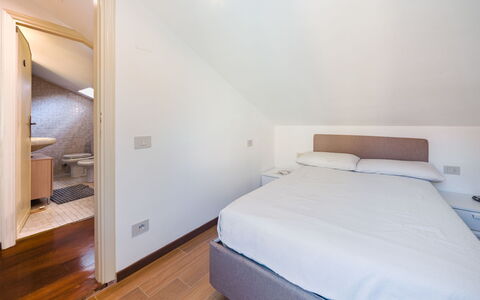 Casa Corallina: Interieur Ontwerp, Flooring, Verdieping, Hout, Bed, Slaapkamer, Plafond, Meubilair, Kamer, Verlichting