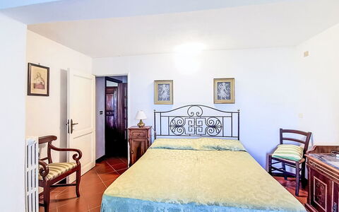 La Villa di Andrea: Bed, Interieur Ontwerp, Slaapkamer, Meubilair, Flooring, Verdieping, Laken, Kamer, Bedding, Plafond
