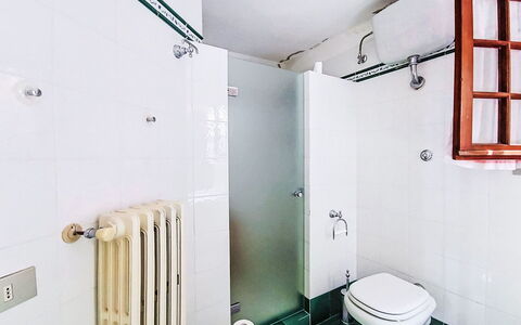 La Villa di Andrea: Loodgieterswerkinrichting, Badkamer, Flooring, Verdieping, Interieur Ontwerp, Wastafel, Loodgieter, Kraan, Toilet, Wastafel In De Badkamer