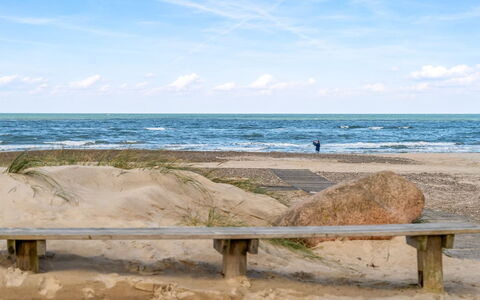 Alena - 50M from the Sea: Blauw, Lucht, Water, Strand, Zwemwater, Natuurlijke Omgeving, Horizon, Kust, Zee