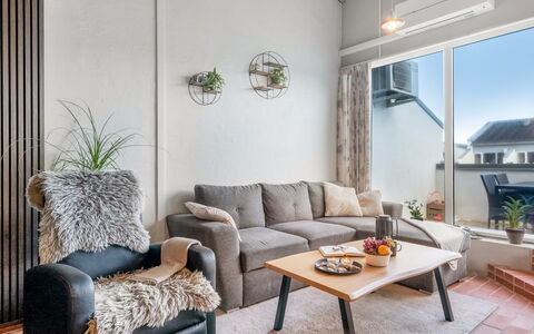 Alena - 50M from the Sea: Meubilair, Interieur Ontwerp, Muur, Flooring, Bankstel, Hout, Plafond, Verdieping, Woonkamer, Kamer