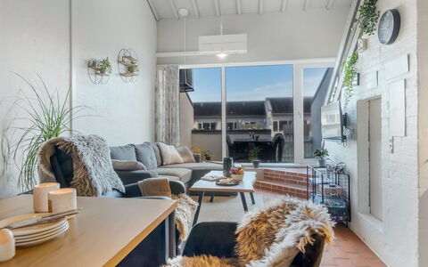 Alena - 50M from the Sea: Interieur Ontwerp, Muur, Meubilair, Bankstel, Flooring, Hout, Plafond, Woonkamer, Verdieping, Kamer