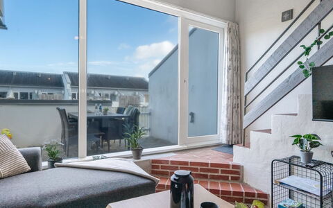 Alena - 50M from the Sea: Interieur Ontwerp, Flooring, Verdieping, Huis, Appartement, Bloempot, Plafond, Kamerplant, Woonkamer, Bankstel