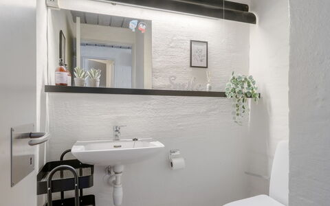 Alena - 50M from the Sea: Wastafel In De Badkamer, Muur, Loodgieterswerkinrichting, Badkamer, Interieur Ontwerp, Wastafel, Spiegel, Kraan, Flooring, Loodgieter