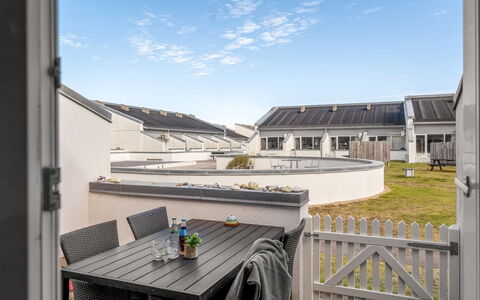 Alena - 50M from the Sea: Architectuur, Dak, Huis, Samengesteld Materiaal, Schaduw, Daylighting, Binnenplaats, Landgoed, Balkon, Buitenmeubels