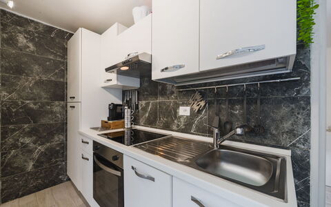Dimora Little Dream: Flooring, Countertop, Keuken, Interieur Ontwerp, Verdieping, Major Appliance, Cabinetry, Kamer, Meubilair, Toestel Van De Keuken
