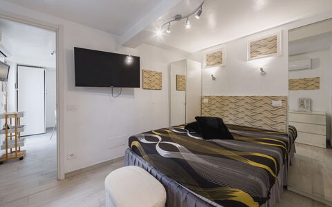 Dimora Little Dream: Meubilair, Bed, Interieur Ontwerp, Slaapkamer, Flooring, Verdieping, Muur, Bedding, Kamer, Laken