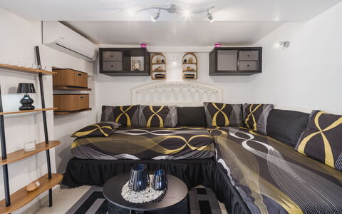 Dimora Little Dream: Interieur Ontwerp, Meubilair, Flooring, Verdieping, Textiel, Kamer, Verlichting, Plafond, Slaapkamer, Bed