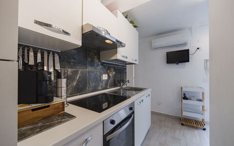 Dimora Little Dream: Countertop, Keuken, Major Appliance, Toestel Van De Keuken, Interieur Ontwerp, Flooring, Verdieping, Meubilair, Wastafel, Cabinetry