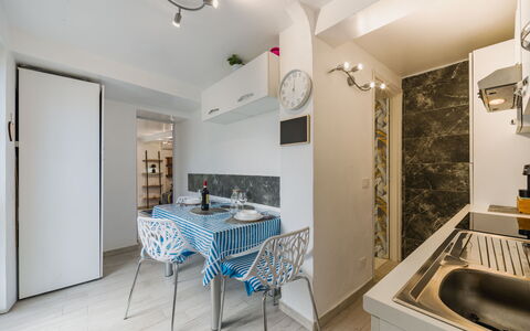 Dimora Little Dream: Interieur Ontwerp, Flooring, Verdieping, Meubilair, Hout, Kamer, Plafond, Keuken, Major Appliance, Countertop