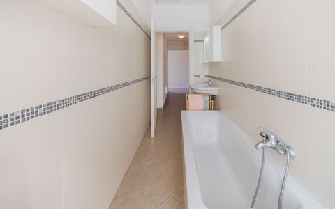 Terrazza Giardino: Flooring, Verdieping, Interieur Ontwerp, Loodgieterswerkinrichting, Badkamer, Plafond, Tegel, Samengesteld Materiaal, Loodgieter, Appartement