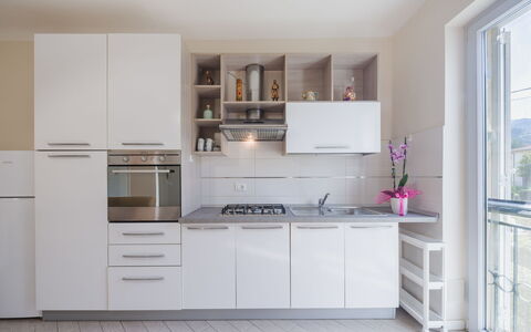Terrazza Giardino: Toestel Van De Keuken, Keuken, Major Appliance, Countertop, Cabinetry, Hout, Meubilair, Interieur Ontwerp, Flooring, Huishoudapparatuur