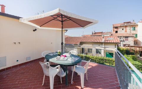 Terrazza Giardino: Meubilair, Buitentafel, Balkon, Stoel, Appartement, Buitenmeubels, Kamerplant, Bloempot, Keuken En Eettafel, Patio