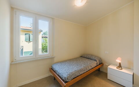 Terrazza Giardino: Slaapkamer, Interieur Ontwerp, Bed, Plafond, Verdieping, Appartement, Laken, Flooring, Huis, Bed Frame