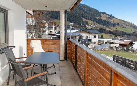 Auffach 609: Hout, Meubilair, Interieur Ontwerp, Appartement, Plafond, Beits, Hardwood, Balkon, Stoel, Schaduw