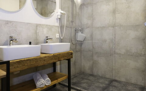 Auffach 609: Flooring, Interieur Ontwerp, Loodgieterswerkinrichting, Verdieping, Verlichting, Kraan, Badkamer, Wastafel In De Badkamer, Wastafel, Meubilair