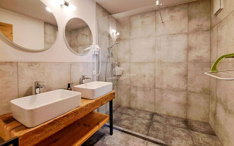 Auffach 609: Flooring, Muur, Verdieping, Interieur Ontwerp, Loodgieterswerkinrichting, Hout, Badkamer, Wastafel In De Badkamer, Verlichting, Kraan